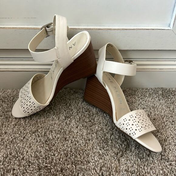 ANNE KLEIN iflex Wedge shoes White 5.5 Classic Wedge Heels wedding Neutral NEW - Picture 1 of 16